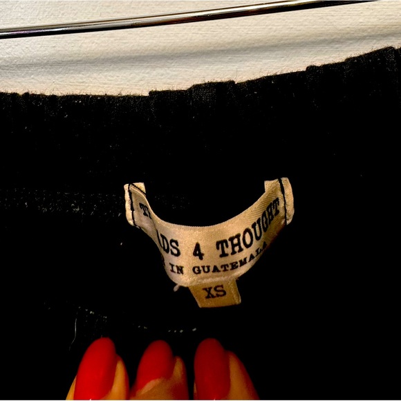 Xs Threads for thought leggings with motif on one leg very good condition - Picture 2 of 3